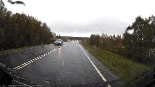 viel gegenverkehr auf der strasse 5 zwischen kuusamo und ruka