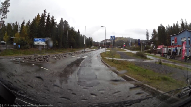 kreisel in ruka mit rukatunturi im hintergrund