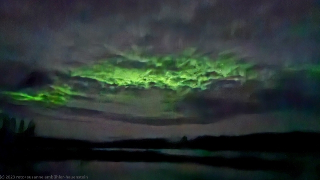 von polarlicht gespenstisch erleuchtete wolken ueber juuma