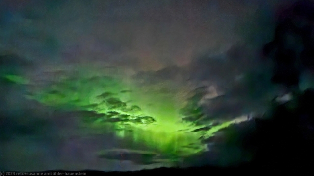 von polarlicht gespenstisch erleuchtete wolken ueber juuma