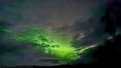 von polarlicht gespenstisch erleuchtete wolken ueber juuma