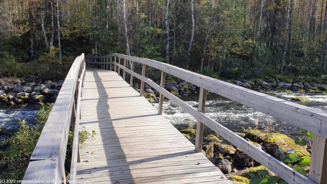 bruecke ueber einen nebenkanal des kitkajoki bei myllykoski im oulanka nationalpark