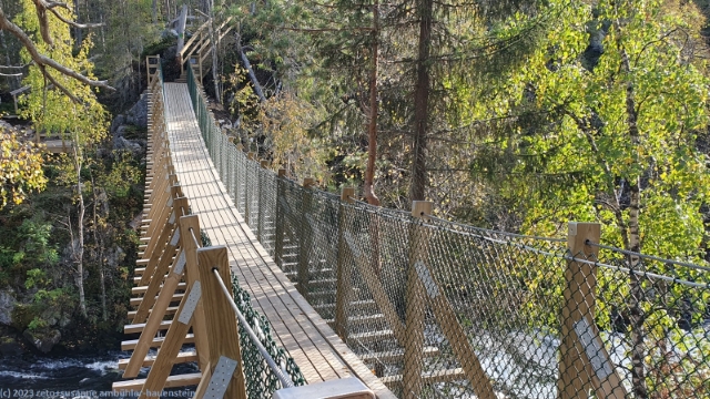 haengebruecke ueber den niskakoski im oulanka nationalpark