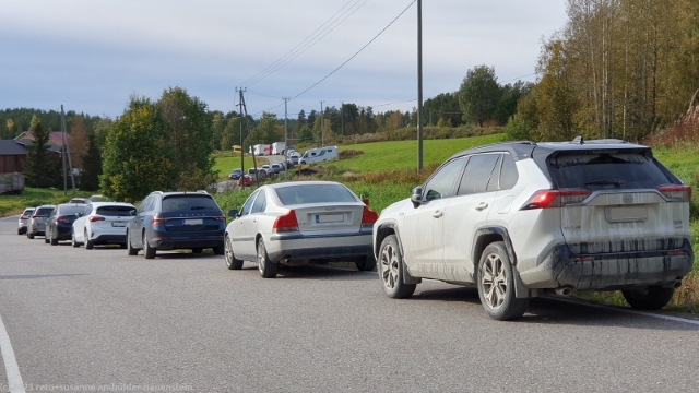 parkierte autos entlang der juumantie