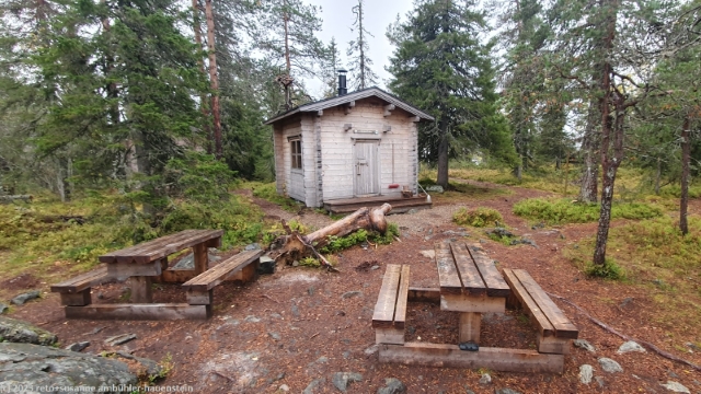schutzhuette auf dem gipfel des teerivaara im syoete nationalpark
