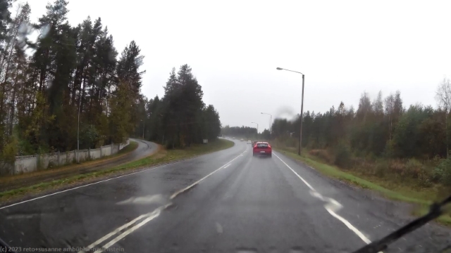 kollonnenfahren hinter lastwagen auf der strasse 20