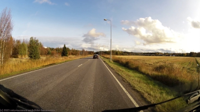 strasse 816 vorbei an feldern bei oulu