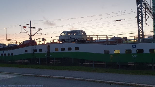 unser jogi auf dem autozug im bahnhof von oulu