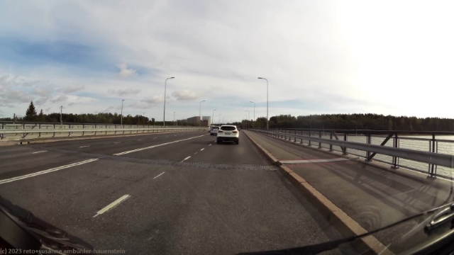 bruecke ueber den vartiokylaenlahti im verlauf der vuotie in helsinki