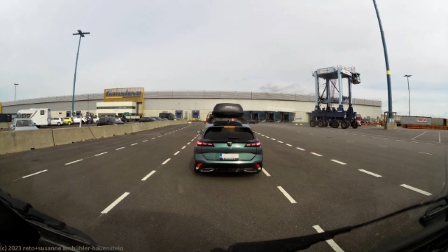 begegnung mit einem container-transporter im ueberseehafen helsinki