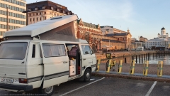 unser jogi auf dem parkplatz bei der alte markthalle im zentrum von helsinki