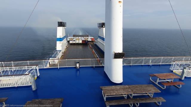 blick vom oberdeck auf das lastwagendeck der finnmaid