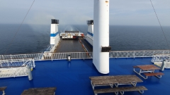 blick vom oberdeck auf das lastwagendeck der finnmaid