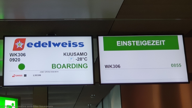 anzeige beim gate zum flug nach kuusamo im flughafen zuerich