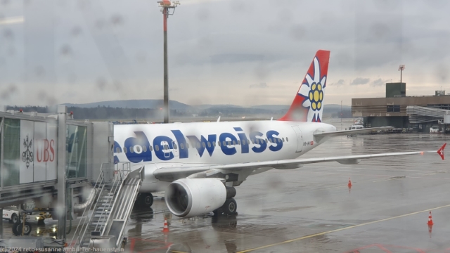 airbus A320 der edelweiss am gate auf dem flughafen zuerich