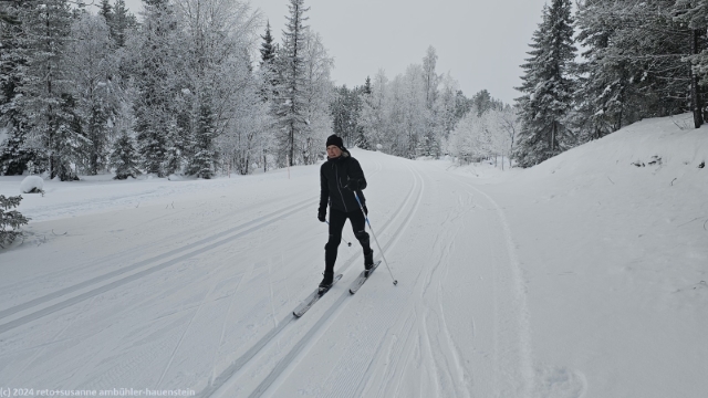 susanne unterwegs auf der loipe 'kivilampi' bei ruka