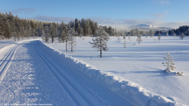 loipe entlang des veskanjoki bei ruka