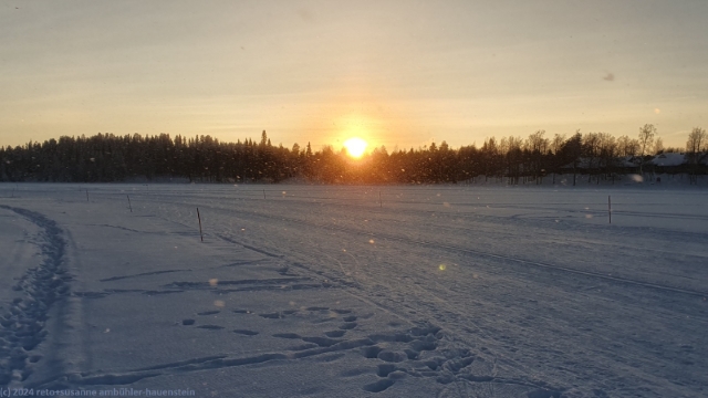 abendstimmung und schneeflocken ber der loipe entlang des ostufers des talvijaervi bei ruka um 15:35 uhr