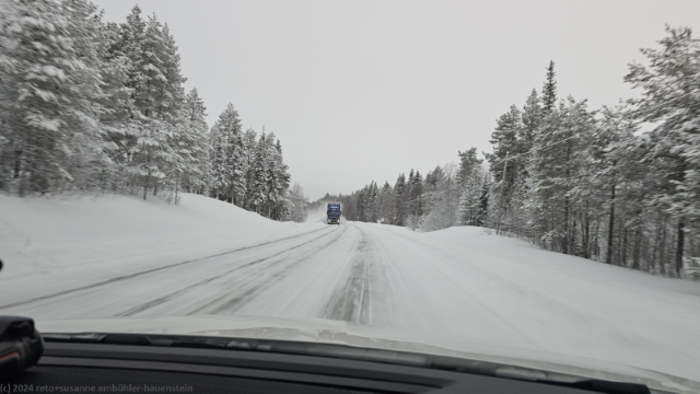 entgegenkommende lastwagen wirbeln jeweils viel schnee auf - strasse 5 entlang des ala-kitka