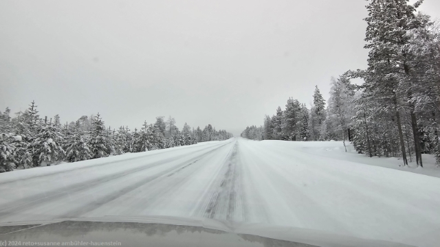 winterliche verhaeltnisse auf der strasse 5 zwischen ruka und sodankylae