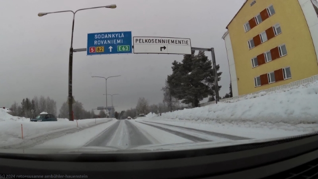 wegweiser ueber der strasse 5 in kemijaervi
