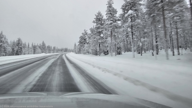 auch auf der strasse 4 zwischen sodankylae und saariselkae herrschen winterliche verhaeltnisse