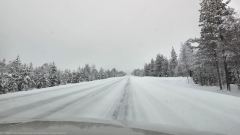 winterliche verhaeltnisse auf der strasse 5 zwischen ruka und sodankylae