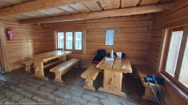 tische in der tageshuette moitakuru bei saariselkae