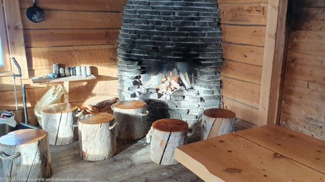 offener kamin in der tageshuette moitakuru bei saariselkae