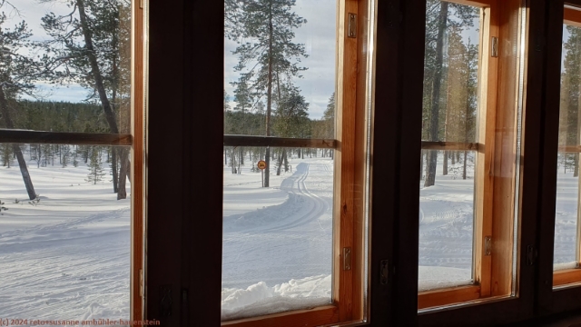 blick aus dem fenster der tageshuette moitakuru bei saariselkae