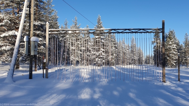 durchgang fuer loipe im rentierzaun entlang der nationalparkgrenze bei saariselkae
