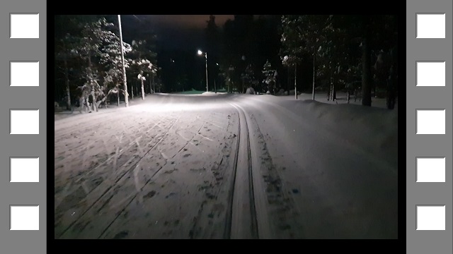 abfahrt auf beleuchteter loipe bei saariselkae (film)