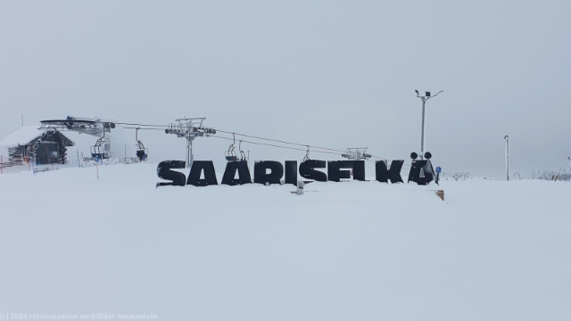 schriftzug SAARISELKAE im skigebiet