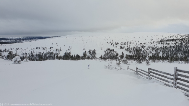 skipiste auf dem kaunispaeae bei saariselkae mit dem iisakkipaeae im hintergrund