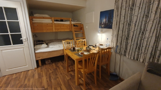 esstisch und betten in unserer huette bei den levilehto appartements