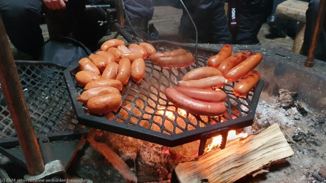 wuerste auf dem grill in der kota beim south point im skigebiet von levi