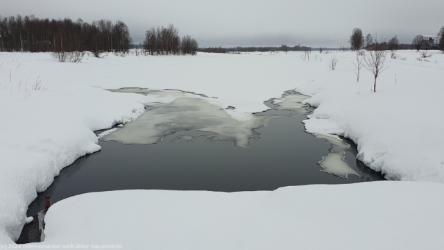 zugefrorener see bei kittilae