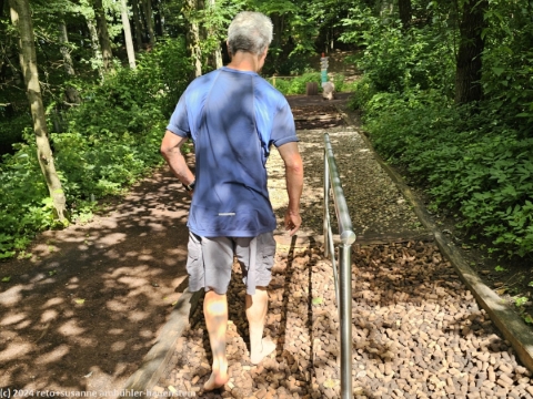 reto geht ueber korkzapfen im barfusspark bei egestorf
