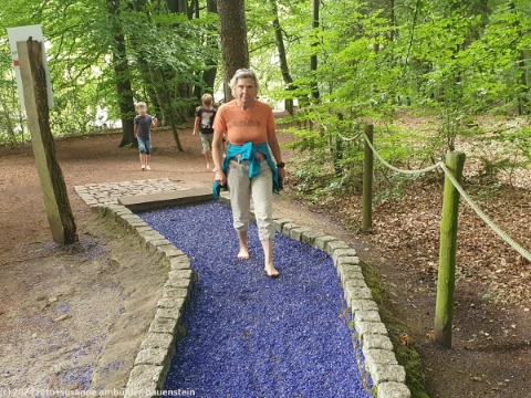 susanne geht ueber glasscherben im barfusspark bei egestorf