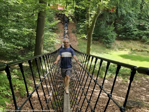 reto geht ueber haengebruecke im barfusspark bei egestorf