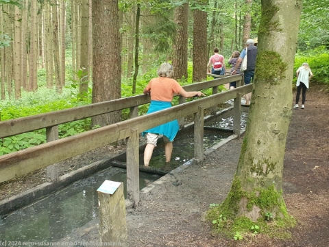 susanne geht durch schlammbad im barfusspark bei egestorf