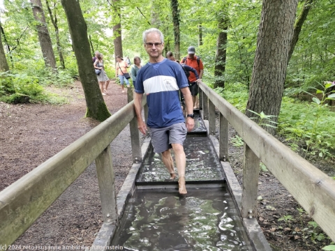 reto geht durch schlammbad im barfusspark bei egestorf