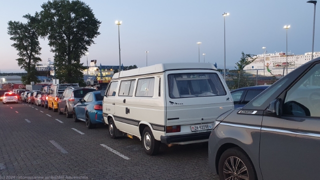 unser jogi im hafen von travemuende