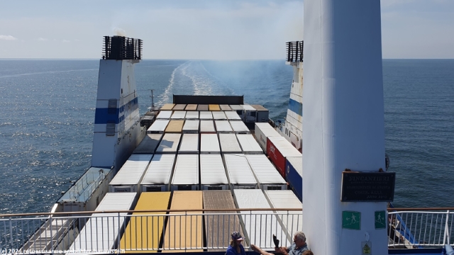 lastwagendeck der faehre finnlady