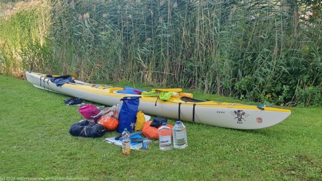 unser kajak und unser gepaeck beim clubhaus des kayakklubb parainen