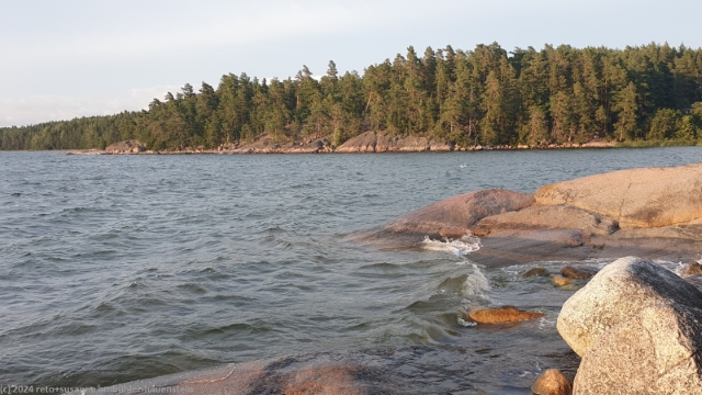 abendstimmung ueber der bucht dyviken bei der landzunge kaellarudden an der nordkueste der insel lillandet