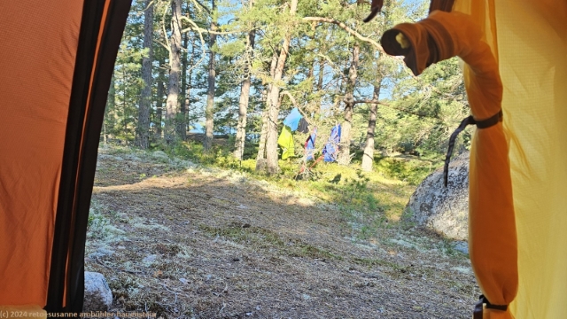 blick aus unserem zelt auf der anhoehe auf der landzunge kaellarudden