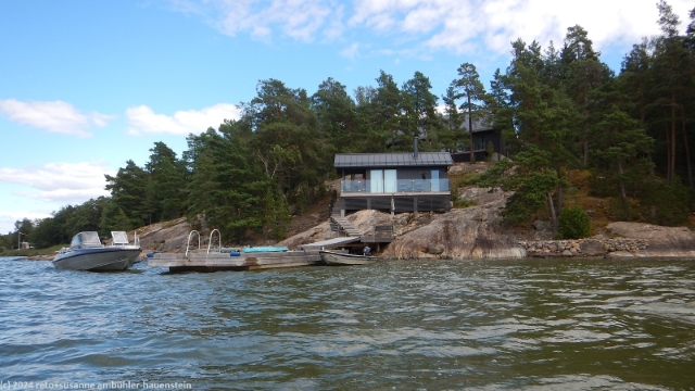 blick vom kyrkfjaerden auf ein strandhaus am ufer der insel stortervolandet bei brinkis