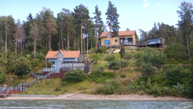 blick vom kyrkfjaerden auf strandhaeuser am ufer der insel stortervolandet bei brinkis