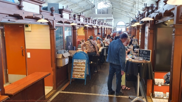 reges treiben in der alten markthalle helsinki
